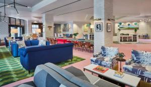 牛津牛津毕业生酒店的大堂设有蓝色的沙发和酒吧