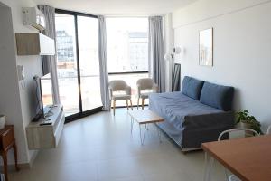 布宜诺斯艾利斯Studio impecable! En el centro de BA con solarium y parrilla的客厅配有沙发和桌子