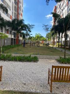 圣保罗Apartamento confortável e com piscina em São Paulo的一个带长凳和游乐场的公园