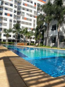 圣保罗Apartamento confortável e com piscina em São Paulo的大楼前的蓝色游泳池