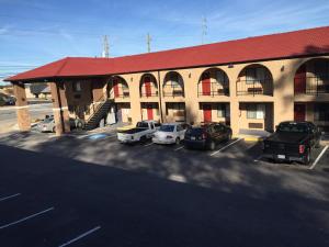 阿森斯雅典佩利梅特旅馆的停车场内有车辆的建筑物