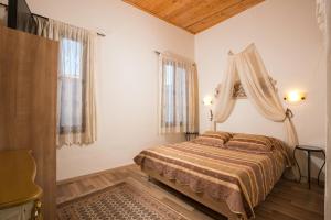 罗德镇埃夫多基亚酒店 的一间卧室设有一张床和两个窗户。
