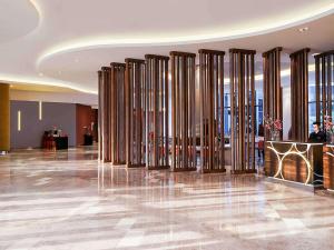 新德里Novotel New Delhi Aerocity- International Airport的大厅,楼内有一排竹子分隔