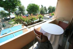七岩七岩海滨酒店的一个带桌椅的阳台和一个游泳池