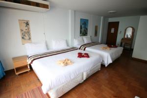 七岩七岩海滨酒店的两张位于酒店客房的床,配有毛巾