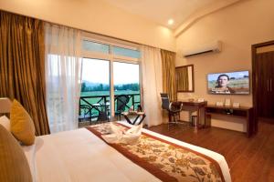 兰纳加Resort De Coracao - Corbett , Uttarakhand的酒店客房设有一张床和一个大窗户
