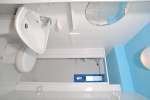 维耶斯泰Residence Le Orchidee的白色的浴室设有水槽和镜子