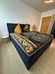 GoldkronachGemütliches Appartement - WBS的配有一张大床的客房