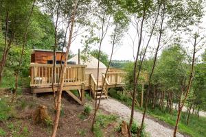 里彭Yurtshire Eavestone Lake - Birch Yurt的树林中间的木屋