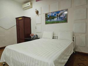 洞海Homestay 117 Bà Triệu - Đồng Hới的卧室配有一张白色大床