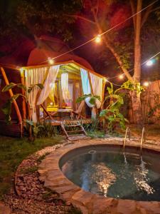 萨卡里亚Rain Sapanca的后院的iguana帐篷,晚上设有游泳池