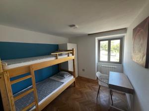 Spodnje ŠkofijeGuesthouse Škofije ob Parenzani的客房设有双层床、桌子和窗户。