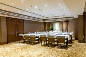 阿布扎比Hawthorn Extended Stay by Wyndham Abu Dhabi City Center的一间会议室,配有长桌子和椅子