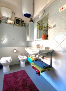 罗马4321 B&B Stazione Trastevere的一间带水槽和卫生间的浴室