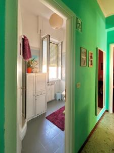 罗马4321 B&B Stazione Trastevere的一间设有绿色墙壁和绿色走廊的客房