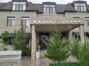 奎兹洛达Hotel KREZ的前面有星星的房子