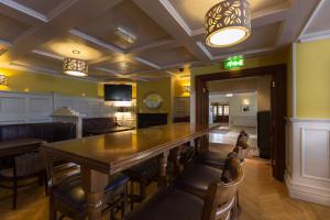 巴利利芬巴利里芬酒店的大型用餐室配有长桌和椅子