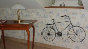 Saint-Nicolas-lès-Cîteaux西斯图尔斯住宿加早餐旅馆的挂在桌子旁边的墙上的自行车