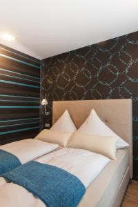 慕尼黑贝利布鲁中心酒店的一间卧室设有两张床和黑色的墙壁