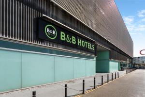 比亚纳B&B HOTEL Logroño Las Cañas的上面有bb酒店标志的建筑