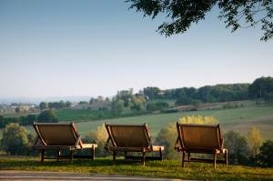 卡于扎克叙尔韦尔萨勒特城堡酒店的坐在草地上的三张长椅
