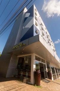 伊瓜苏Hotel Portinari Ponte da Amizade的建筑的侧面有标志