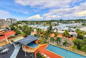 LarrakeyahCullen Bay Sunset Dreaming Wine and Dine Beachside的享有度假村码头的空中景致