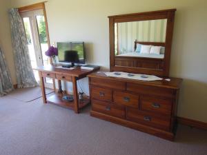 林肯林肯国家梦酒店的一间卧室配有一张床和一张带镜子的书桌