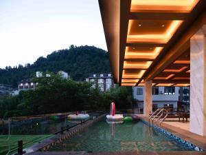 张家界Zhangjiajie Utopia Hotel的水中带天鹅充气的游泳池