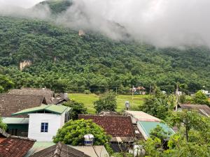 枚州县Hakuna Matata homestay Mai Châu的享有村庄和山脉的美景