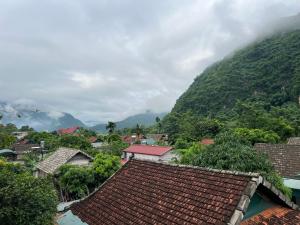 枚州县Hakuna Matata homestay Mai Châu的享有以山为背景的村庄美景