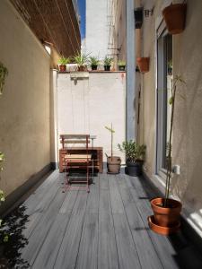 马德里Industrial Loft & Private courtyard Acacias的户外庭院配有桌椅和植物。