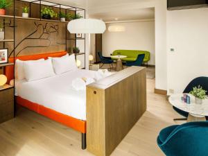 爱丁堡ibis Styles Edinburgh St Andrew Square的酒店客房带一张床、一张桌子和椅子