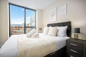 伯明翰New Luxury Apartment - Two Bedroom - City Centre - JQ 7AH的卧室配有一张大白色床和窗户