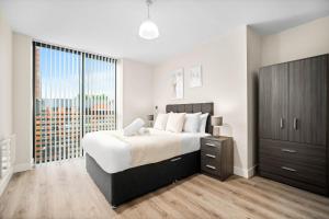 伯明翰New Luxury Apartment - Two Bedroom - City Centre - JQ 7AH的一间卧室设有一张大床和一个大窗户