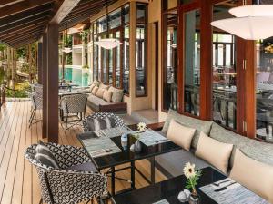 蔻立Grand Mercure Khao Lak Bangsak的户外庭院配有桌椅。