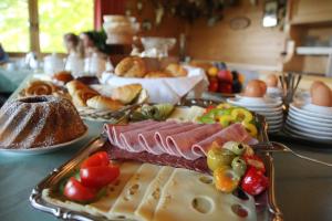 拉姆绍达赫斯坦Hotel Tischlbergerhof的桌子上放着一盘肉和蔬菜食品
