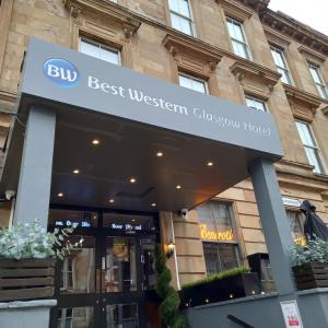 格拉斯哥Best Western Glasgow Hotel的一座建筑,上面标有读西洋金刚石最佳酒店的标志