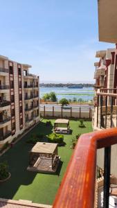 卢克索Sphinx Luxor Apartment的享有水景的建筑阳台