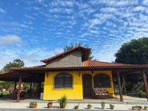 阿拉鲁阿马Pouso Zen的屋顶上方的黄色房子