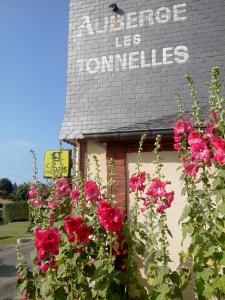 圣莱奥纳尔托尼勒斯客栈的前面有粉红色花的建筑