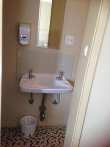 楠伯南博海滨汽车旅馆的一间带水槽和镜子的浴室