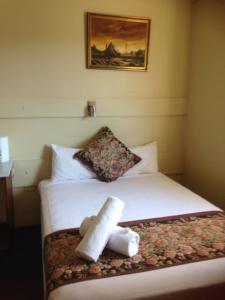 楠伯南博海滨汽车旅馆的酒店客房,配有带毛巾的床