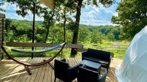 Naka-kashiwazakiHagaFarm＆Glamping - Vacation STAY 29961v的观景甲板上的吊床和长凳