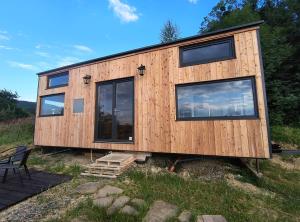 ChvalčovTiny house Chvalčov的田野上带窗户的木屋