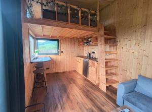 ChvalčovTiny house Chvalčov的一间小厨房和一间位于小房子内的客厅