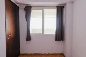 万隆Homey and Cozy 1BR Apartment at Braga City Walk By Travelio的一个空房间,有窗户和门