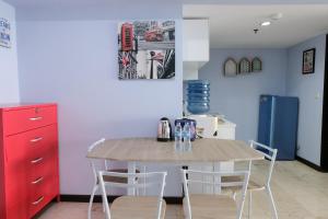 万隆Homey and Cozy 1BR Apartment at Braga City Walk By Travelio的厨房配有木桌和两把椅子