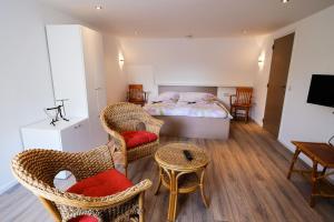 MontfortB&B De Groene Gast的一间卧室配有一张床铺、椅子和一张桌子