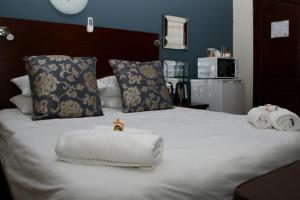 范德拜尔帕克奥尔温斯旅馆的一张带毛巾的床和一只填充物的动物